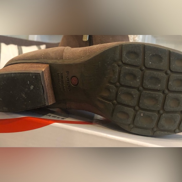 The Blondo Waterproof Valli Bootie. Size 6. Dark Taupe. - Picture 6 of 7